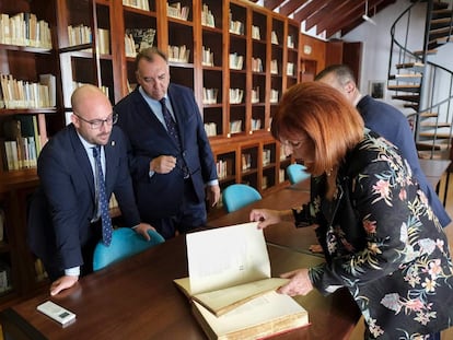 La viuda del poeta Rafael Alberti, María Asunción Mateo, con el consejero de Turismo, Cultura de la Junta de Andalucía, Arturo Bernal y el alcalde de El Puerto de Santa María, Germán Beardo, en la sede de la Fundación Alberti, en una imagen facilitada por la Junta tras el encuentro el pasado 5 de octubre.