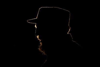 Retrato en la sombra de Fidel Castro, en un acto en La Habana, en 2005.