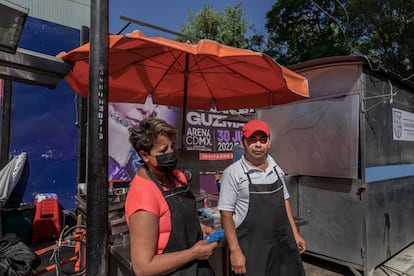 Sara y Antonio tuvieron que comprar una nueva sombrilla blanca para su puesto de tacos, por órdenes de la Alcaldía.