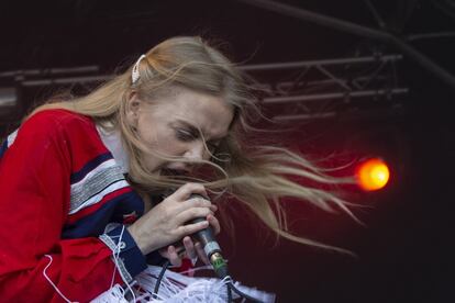 La vocalista de Dream Wife, Rakel Mjoll, en el Primavera Sound. El festival tenía programadas 200 actuaciones en el Parc del Fòrum hasta el sábado.