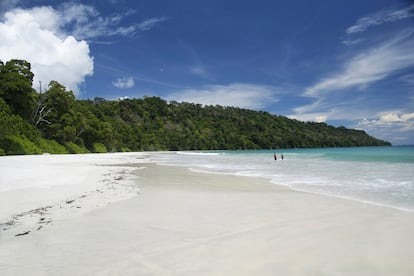 Part de les remotes illes d'Andaman i Nicobar (Índia), la platja Radhanagar —també coneguda com a Beach núm. 7— es troba a l'illa Havelock. La seva densa vegetació prop de les aigües de l'oceà Índic és una de les seves principals característiques. El millor moment per visitar-la? Entre els mesos d'octubre i febrer.