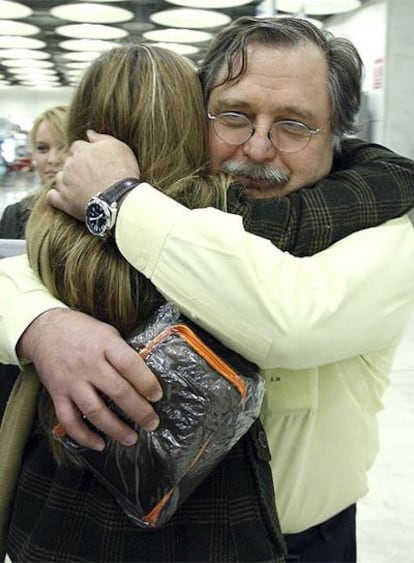 Luis Herrero se abraza con una de sus hijas a su llegada al aeropuerto de Barajas