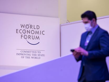 Un participante camina por las instalaciones de la Reunión Anual del Foro Económico Mundial en Davos.