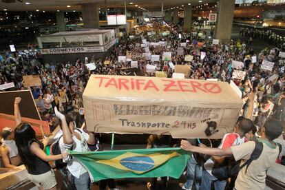 El 19 de junio de 2013 en Brasilia, manifestantes llevan un cartel en forma de camión en oposición a la subida a las tarifas de transporte.