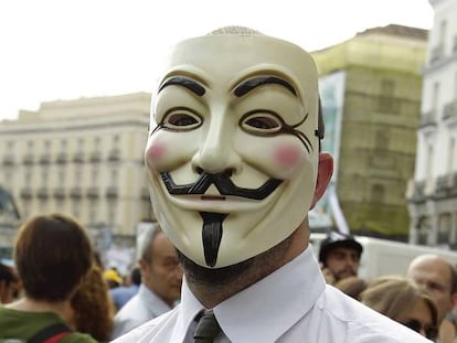 Un manifestant a la plaça del Sol de Madrid amb una careta d'Anonymous.