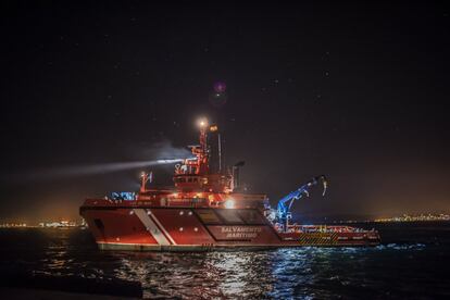 El barco de Salvamento Marítimo Luz de Mar llegando al muelle gaditano de Crinavis (San Roque).