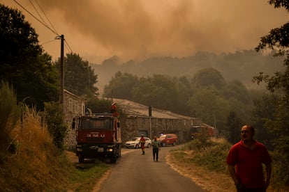 Vista de Chandrexa de Queixa durante el incendio forestal de este martes.