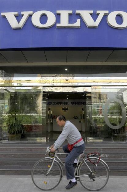 Un hombre pasa delante de una oficina de Volvo en Pekín.