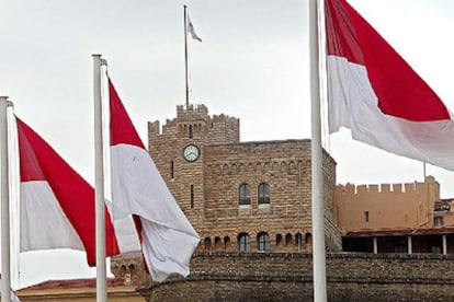 Las banderas del Principado de Mónaco ondean esta mañana frente al palacio real.