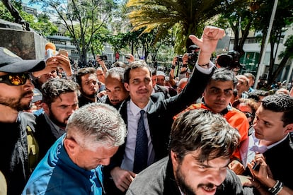 O autoproclamado presidente Juan Guaido cumprimenta os apoiadores da oposição, em Caracas.