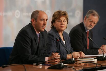 De izquierda a derecha, los peneuvistas Josu Erkoreka, Josune Ariztondo y José Ramón Beloki, ayer en Bilbao.