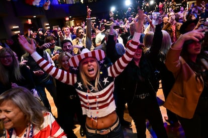 Seguidores republicanos celebran la victoria del senador Tim Sheehy en el estado de Montana.