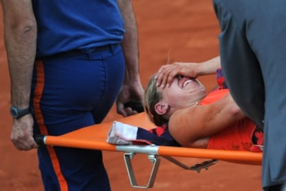 Lisicki abandona la pista en camilla y entre lágrimas.