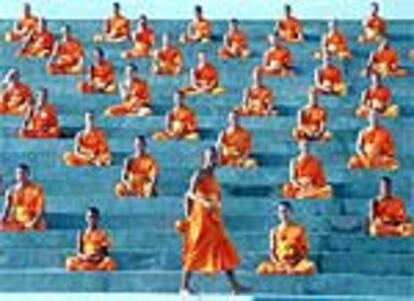Reunión de monjes budistas de Tailandia en un templo cercano a Bangkok con motivo de la celebración del día de la Tierra.