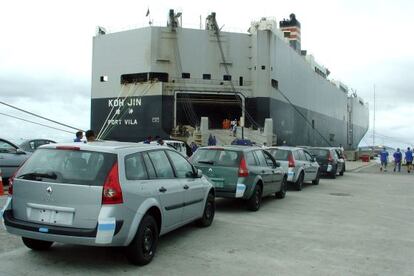 Carros embarcam no Porto de Paranaguá, no Sul do Brasil.