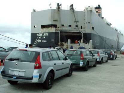 Carros embarcam no Porto de Paranagu&aacute;, no Sul do Brasil.  