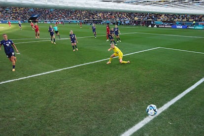 Salma Paralluelo anota el segundo gol de La Roja ante la mirada de la portera de Países Bajos, Daphne Van Domselaar.