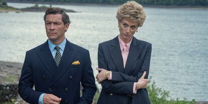 Dominic West como el príncipe Carlos y Elizabeth Debicki como Diana de Gales, en la quinta temporada de 'The Crown'.