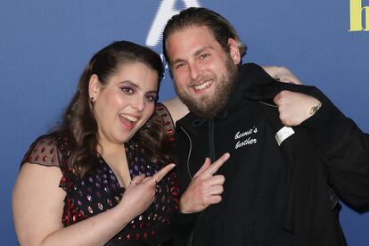 Junto a su hermano mediano (el mayor falleció repentinamente en 2018), el actor y director Jonah Hill.