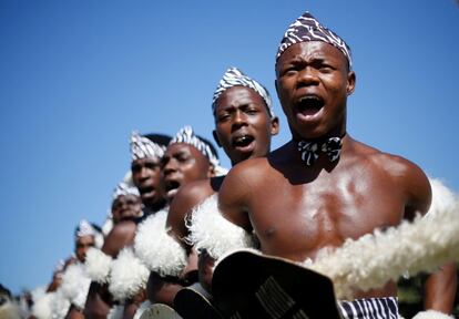 Concursantes cantan durante la competición anual de danza tradicional Zulu de Ingoma en Durban (Sudáfrica).