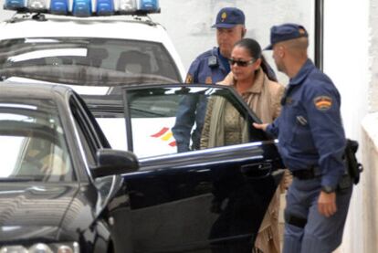 Isabel Pantoja sale de los juzgados de Marbella en mayo de 2007 tras depositar una fianza.