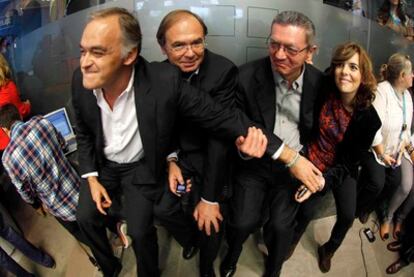 Esteban González Pons. Pío García Escudero, Alberto Ruiz-Gallardón y Soraya Sáenz de Santamaría celebran la victoria del PP, anoche en Génova.