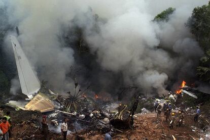 El intenso humo que rodeaba el avión ha dificultado el trabajo de los equipos de rescate