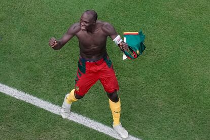El camerunés Vincent Aboubakar celebra su gol a Brasil. 