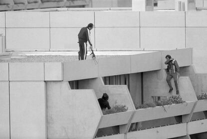 La policía armada se posiciona en una terraza directamente encima de los apartamentos donde entre nueve y 26 miembros del equipo olímpico israelí están siendo rehenes el 5 de septiembre por extremistas árabes del "Septiembre Negro".