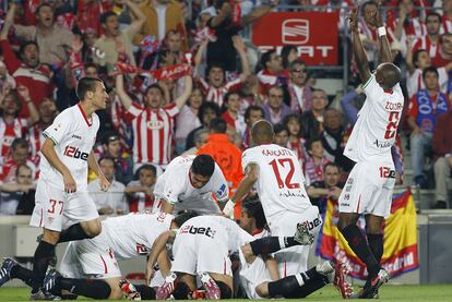 Los jugadores del Sevilla se funden sobre el césped por el gol de Capel, que les pone por delante de los rojiblancos.