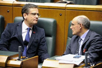 Antonio Basagoiti (izquierda) habla con el consejero de Sanidad, Rafael Bengoa, en un momento del pleno parlamentario de ayer.