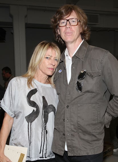 La ruptura de Kim Gordon y Thurstoon Moore fue un cataclismo emocional para todos los fans del indie. Ellos, integrantes de Sonic Youth, representaban el ideal de que amor y éxito podían conjugar juntos. No era así: Moore fue infiel durante años (ella lo contaría en sus memorias, donde haría una lectura más que positiva de su separación).