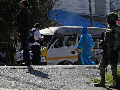 Peritos trabajan en la zona donde un chofer fue asesinado y su vehículo incendiado en Chilpancingo.