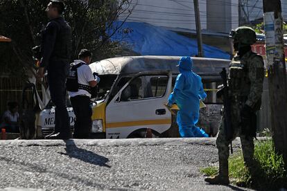 Peritos trabajan en la zona donde un chofer fue asesinado y su vehículo incendiado en Chilpancingo.