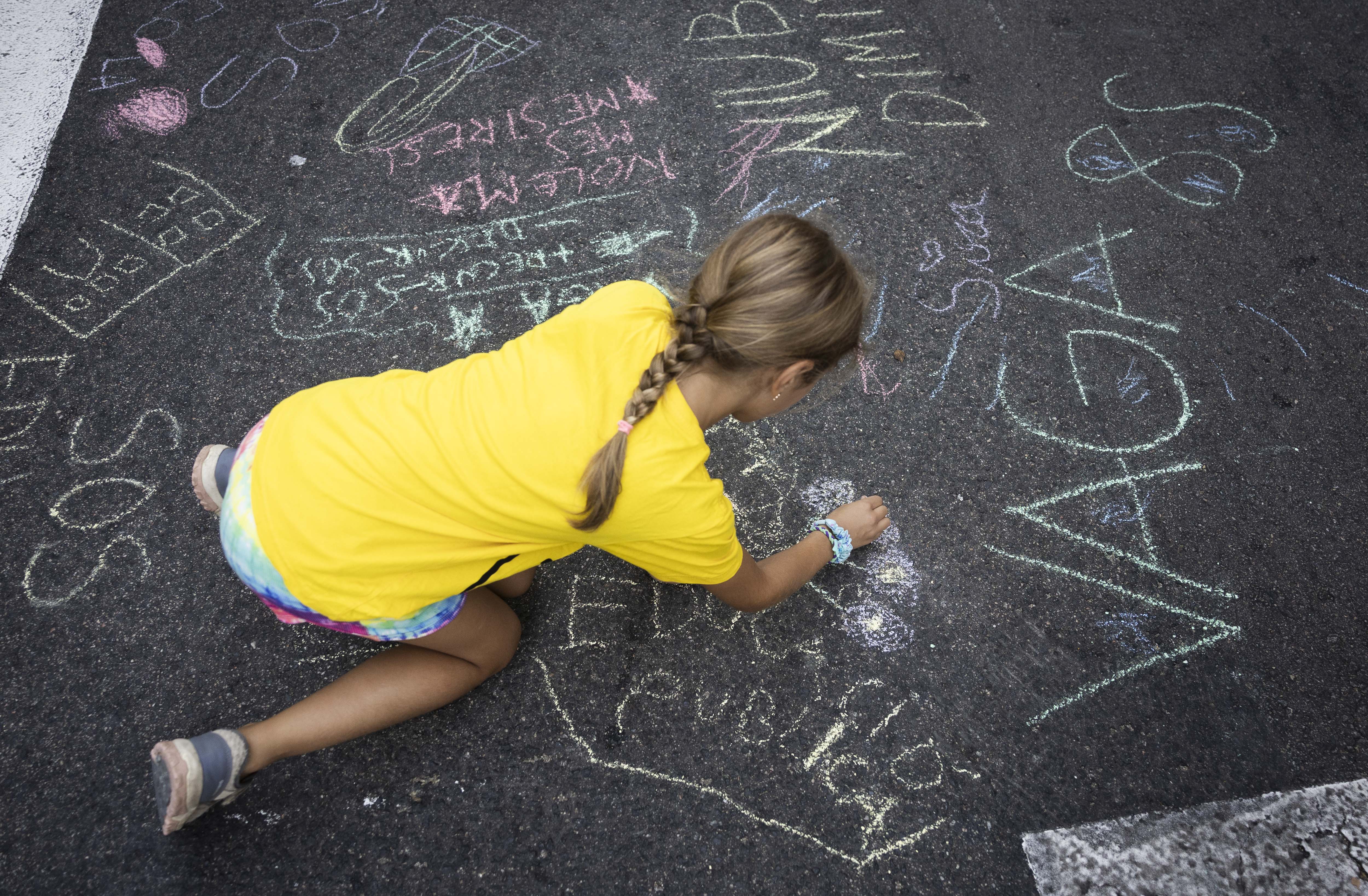 Una niña realiza una pintada durante la manifestación educativa en Barcelona. 