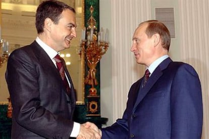 Jos Luis Rodrguez Zapatero y Vladmir Putin se saludan antes de su entrevista en el Kremlin.