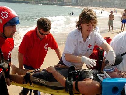 Simulacro de rescate marino en la playa de la Zurriola