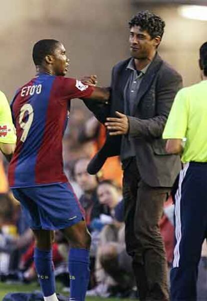 Eto&#39;o celebra su gol, el primero del Barça, con su entrenador, Frank Rijkaard.