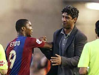 Eto&#39;o celebra su gol, el primero del Barça, con su entrenador, Frank Rijkaard.