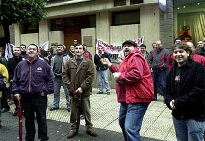 Un grupo de trabajadores de la mina La Camocha protesta ayer frente a la sede del PP en Oviedo.