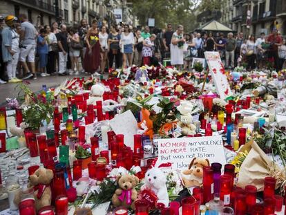 Turistas y barceloneses depositan flores en homenaje a las víctimas del atentado terrorista en Barcelona.