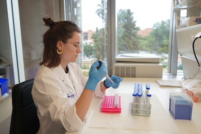 La doctora Uxue Zubizarreta-Arruti, una de las autoras del estudio, en el laboratorio del hospital Vall d´Hebron, en Barcelona.