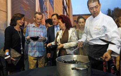 La directora general de Cultura, Marta Alonso, el escultor Evarist Navarro y la exdirectora del IVAM, Consuelo Císcar, durante la degustación del jueves.