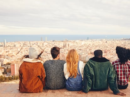 Sabadell - Vivienda jóvenes Friends looking at city while sitting on terrace