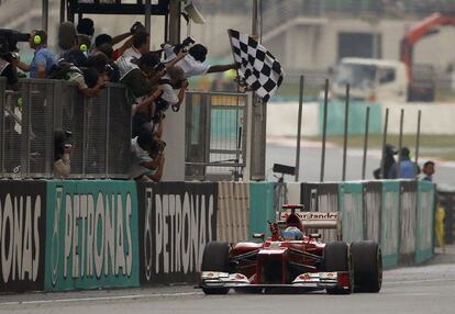 Fernando Alonso cruza la meta.