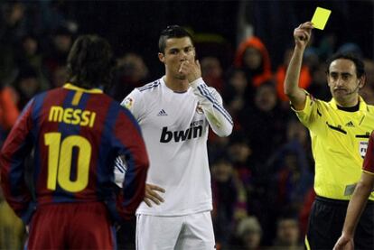 Cristiano Ronaldo observa a Messi mientras Iturralde le amonesta.