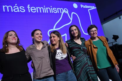 Desde la izquierda, Ángela Rodríguez 'Pam', Irene Montero, Alejandra Jacinto, Garbiñe Ruiz y Antonia Jover, este sábado en Madrid. 