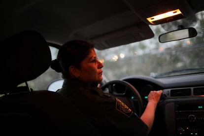 A pesar de la disminución, parece que la política de captura y liberación tiene un largo camino por recorrer antes de ser eliminada. En la foto, una agente patrulla con su coche alrededor de la frontera entre Estados Unidos y México, el 11 de mayo del 2017 en Roma, Texas.