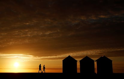 Dos personas camina en una playa en Cayeux-sur-Mer, al norte de Francia, el 9 de septiembre de 2018.