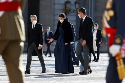 La reina Letizia conversa con el presidente del Gobierno, Pedro Snchez (derecha), y el ministro del Interior, Fernando Grande-Marlaska.